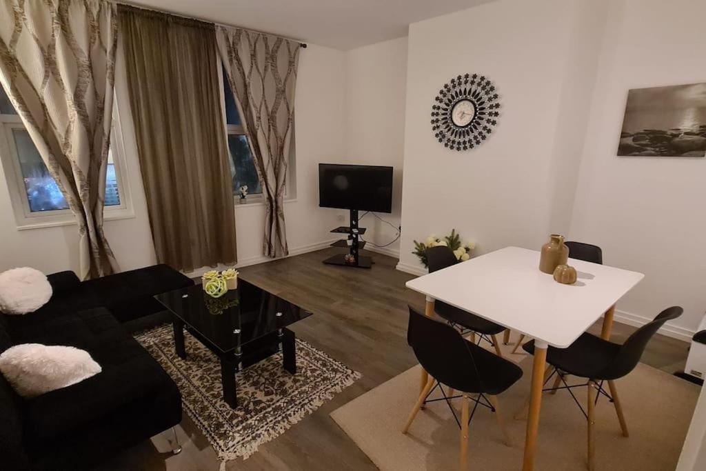 Luxury 1 Bedroom Flat In The Heart Of Wood Green لندن المظهر الخارجي الصورة